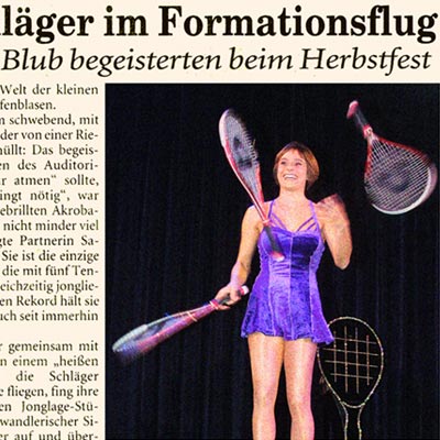 Fünf Tennisschläger im Formationsflug