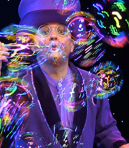 Glänzendes Showprogramm mit Seifenblasenkunst